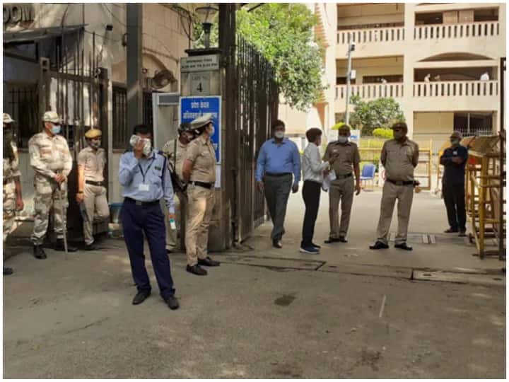Watch: Delhi की Rohini Court में लैपटॉप फटने से विस्फोट, कामकाज निलंबित, जांच में जुटी पुलिस
