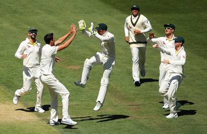 fast bowler mitchell starc has making history after 85 years against england in ashes series Ind vs Aus: 85 વર્ષ બાદ એશીઝમાં બની આ અદભૂત ઘટના, ખેલાડીઓથી લઇને કૉમેન્ટેટરો પણ જોઇને રહી ગયા દંગ, વીડિયો વાયરલ