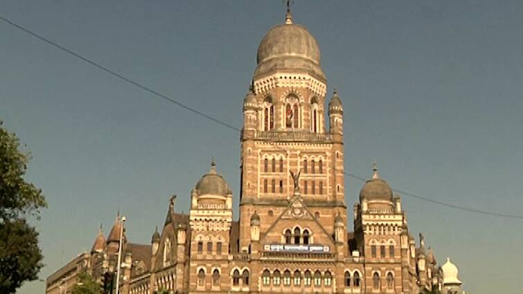 Mumbai Municipal Corporation ward restructuring plan submitted to Election Commission BMC Election 2022: मुंबई महापालिका निवडणूक प्रक्रियेचं बिगुल वाजलं; वॉर्ड पुर्नरचनेचा आराखडा निवडणूक आयोगाकडं सादर