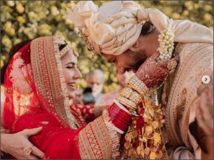 Katrina Kaif Vicky Kaushal Wedding Pictures Crosses 1 Million Likes In  Under 20 Minutes See Photos | Katrina-Vicky Wedding Pics: विक्की कौशल- कैटरीना ने शादी की तस्वीर की शेयर, मिनटों में मिले लाखों