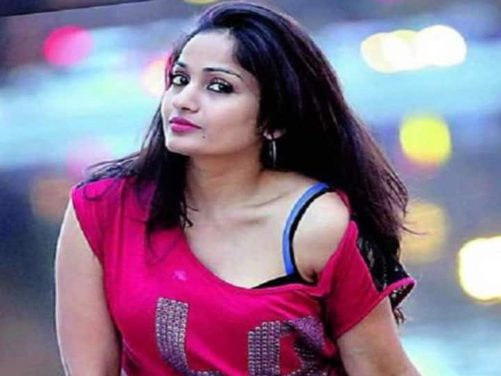 Heroine Madhavi Latha Shocking Comments Again On Bigg Boss 5 Telugu, Know In Details Bigg Boss 5 Telugu: నాగ్ మామ.. కామకలాపాలు చూడలేకపోతున్నాం.. నటి షాకింగ్ కామెంట్స్