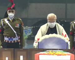 PM Modi ਨੇ CDS Bipin Rawat ਨੂੰ ਭੇਂਟ ਕੀਤੀ ਸ਼ਰਧਾਂਜਲੀ, Helicopter Crash ਦੇ ਸ਼ਹੀਦਾਂ ਨੂੰ ਕੀਤਾ ਨਮਨ