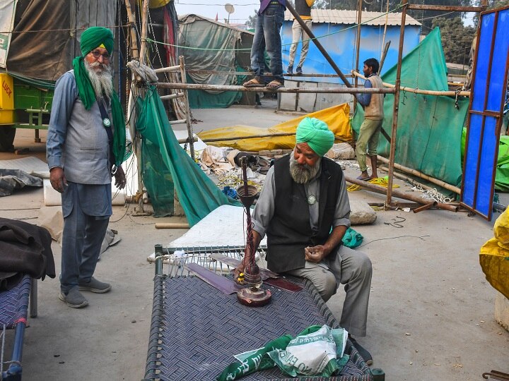 As soon as the march starts from home, farmers break tents, load daily use goods in trucks - View Pics