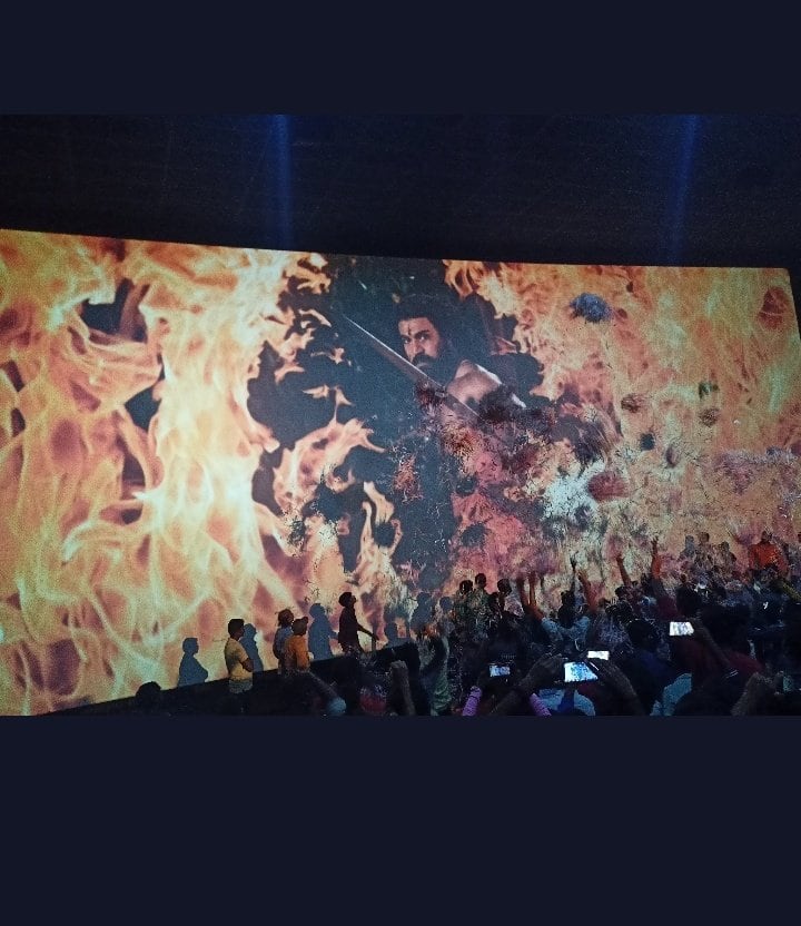 ఆర్ఆర్ఆర్ ట్రైలర్ రిలీజ్ సందర్భంగా థియేటర్ల వద్ద సందడి(Image Credit: Twitter))