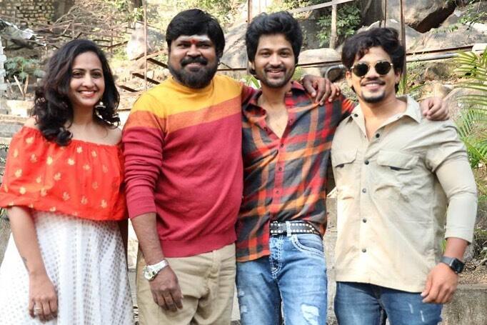 సోహెల్ బిగ్ బాస్ హౌస్ లో స్నేహితులైన మెహబూబ్, అమ్మ రాజశేఖర్ మాస్టర్, కుమార్ సాయి, లాస్య కూడా హాజరయ్యారు. (Image credit: syedsohelryan/Instagram)