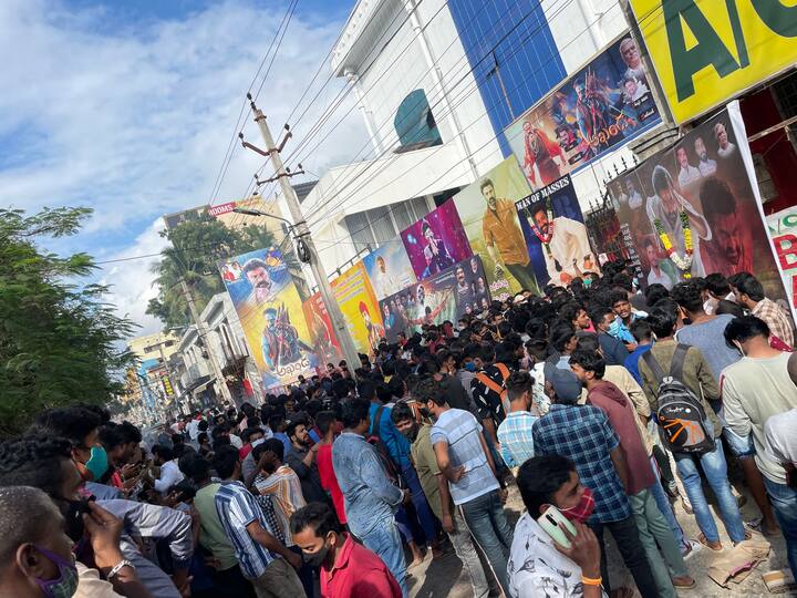 ఆర్ఆర్ఆర్ ట్రైలర్ రిలీజ్ సందర్భంగా థియేటర్ల వద్ద సందడి(Image Credit: Twitter))