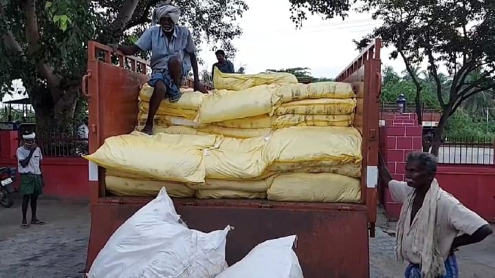 Seized 3,600 kg of gutka smuggled to Kerala via Dharmapuri தருமபுரி வழியாக கேரளாவுக்கு கடத்த முயன்ற 3,600 கிலோ குட்கா பறிமுதல்