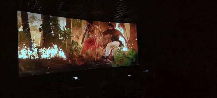 ఆర్‌ఆర్‌ఆర్‌ ట్రైలర్ రిలీజ్ సందర్భంగా థియేటర్ల వద్ద సందడి(Image Credit: Twitter))