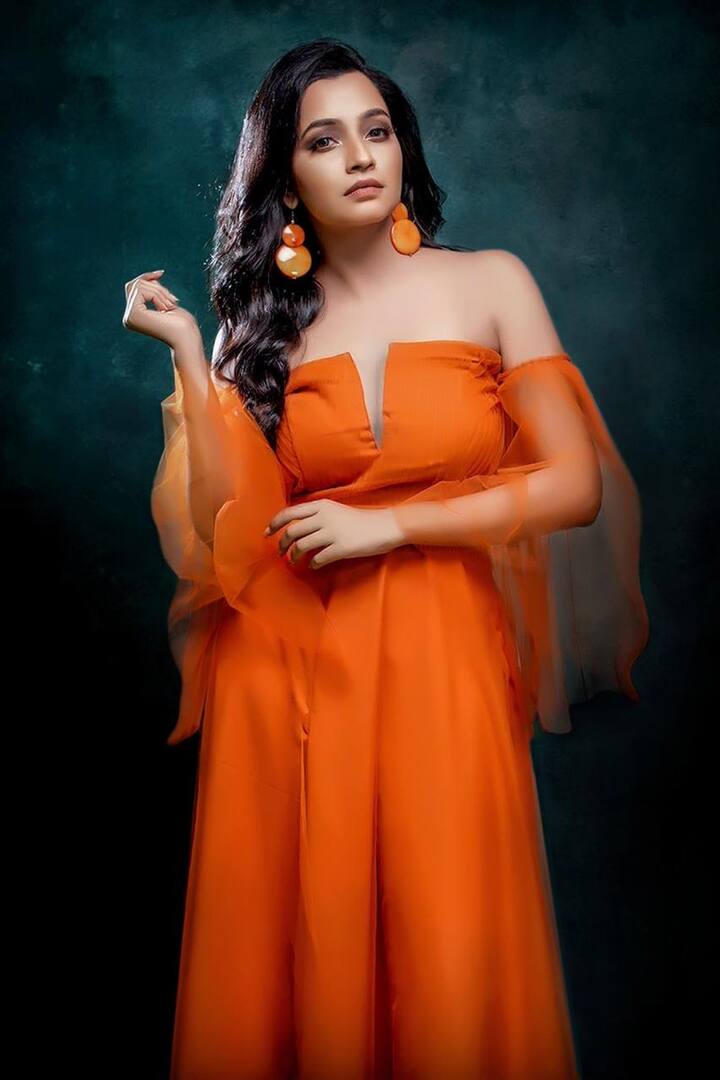 கலர்ஸ் தொலைக்காட்சியில் ஒளிபரப்பான எங்க வீட்டு மாப்பிள்ளை நிகழ்ச்சி மூலம் மிகவும் பிரபலமானார்.
