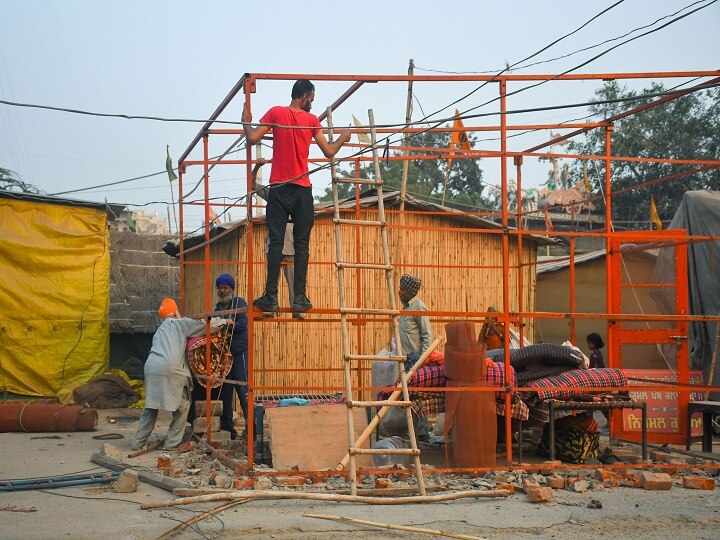 As soon as the march starts from home, farmers break tents, load daily use goods in trucks - View Pics