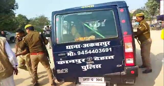 Kanpur Dehat police brutally beat up a health worker in district hospital know about incident ANN कानपुर देहात: पुलिस ने जिला अस्पताल में धरना दे रहे स्वास्थ्यकर्मी को बेरहमी से पीटा, उठे सवाल