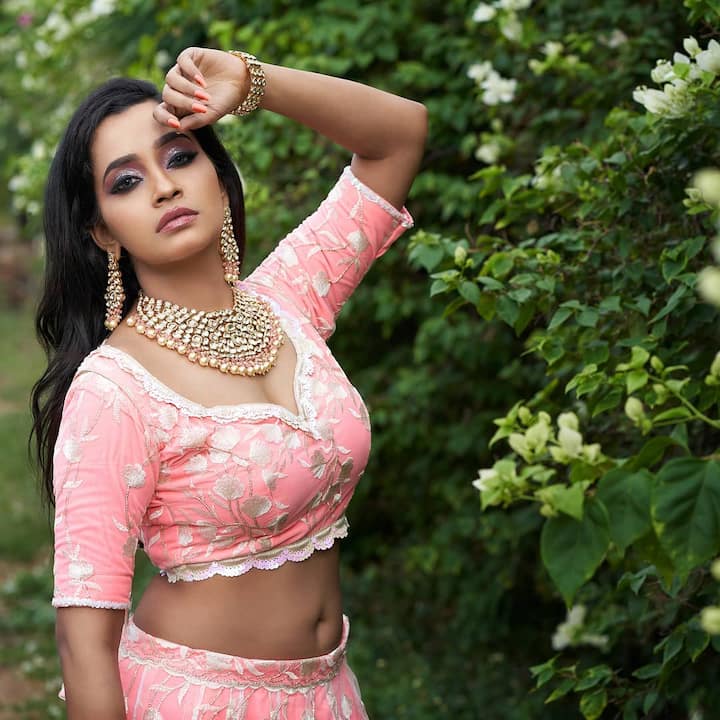அபர்ணதி பேஷன் டிசைனர் என்பதால் மாடலிங் துறையிலும் ஆர்வத்துடன் காணப்பட்டார்