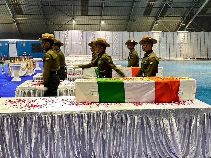 जनरल रावत और उनकी पत्नी के पार्थिव शरीरों को शुक्रवार पूर्वाह्न 11 बजे से दोपहर 12:30 बजे तक आम जनता के अंतिम दर्शन के लिए उनके 3 कामराज मार्ग स्थित आवास पर रखा जाएगा. दोपहर 12:30 बजे से अपराह्न 1:30 बजे के बीच का समय सैन्य कर्मियों के लिए बिपिन रावत और उनकी पत्नी को श्रद्धांजलि देने के लिए होगा.