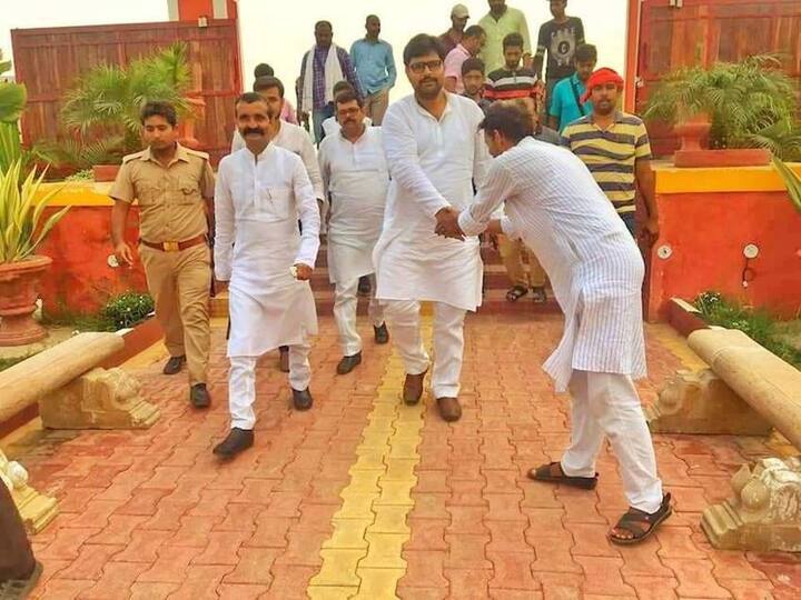 अभय सिंह फैजाबाद की गोसाईगंज सीट से विधायक रहे हैं. वह समाजवादी पार्टी के साथ जुड़े हैं. कई संगीन आपराधिक मामले उनपर दर्ज हैं. 2012 का विधानसभा चुनाव वह जेल के अंदर से जीते थे. उस चुनाव में उन्हें भारी मतों से विजय प्राप्त हुई थी.