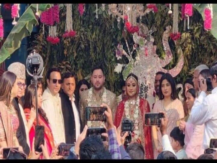 शादी के स्टेज पर परिवार के अन्य सदस्यों के साथ पिता लालू यादव और मां राबड़ी देवी भी दिख रही हैं. ये खबर थी कि लालू छोटे बेटे की शादी से खुश नहीं हैं. तेजस्वी कोर्ट मैरिज भी कर सकते हैं.