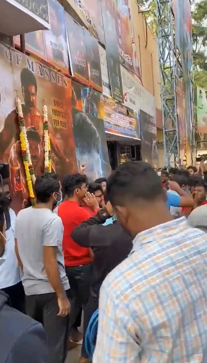 ఆర్ఆర్ఆర్ ట్రైలర్ రిలీజ్ సందర్భంగా థియేటర్ల వద్ద సందడి(Image Credit: Twitter))