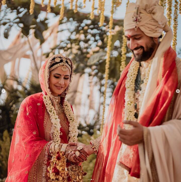 विकी कौशलने नुकतेच त्याच्या अधिकृत इंस्टाग्राम अकाऊंटवर लग्नसोहळ्यातले फोटो शेअर केले आहेत.