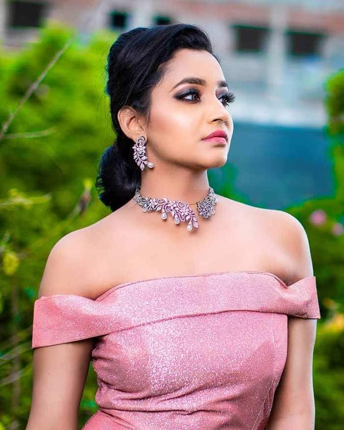 அபர்ணதி அடிப்படையில் ஒரு பேஷன் டிசைனர்