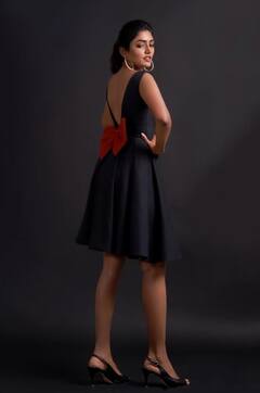 Actress Eesha Rebba  | கருப்பு உடையில் கலக்கலாக ஈஷா ரெப்பா.!