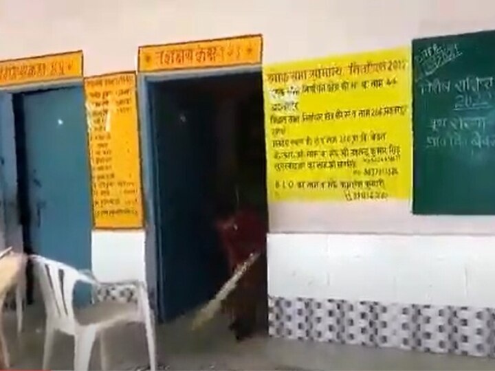 Kanpur News : शिक्षा विभाग का हर प्रयास बेकार, कहीं स्कूलों में झाडू लगा रहे छात्र तो कहीं देर से आते हैं मास्टर साहब
