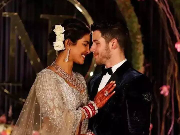 अपने से 10 साल छोटे लड़के से जब प्रियंका ने शादी रचाई तो उन्हें सोशल मीडिया पर खूब ट्रोल किया गया था. आए दिन अखबारों में इनके रिश्ते में तनाव की खबरें आना आम हो गईं थी. लेकिन हर बार खबरों से उलट इस जोड़ी को कपल गोल्स देते हुए देखा गया है. ये अपने प्यार की गवाही अक्सर सोशल मीडिया पर लवी डबी फोटोज और विडियोज शेयर करते हुए देते हैं.