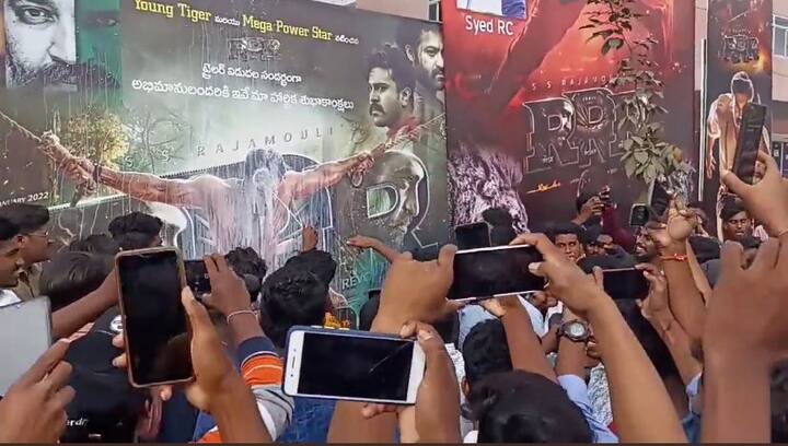 ఆర్ఆర్ఆర్ ట్రైలర్ రిలీజ్ సందర్భంగా థియేటర్ల వద్ద సందడి(Image Credit: Twitter))