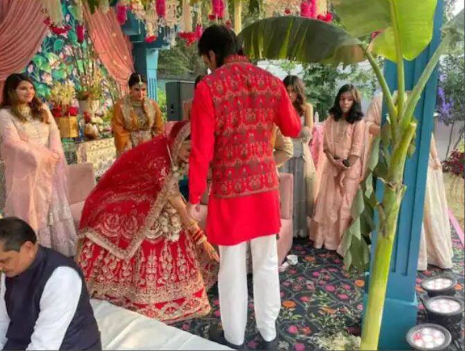 તેજસ્વી યાદવ અને તેમની પત્નીની સાથે મોટા ભાઈ તેજ પ્રતાપ યાદવની પણ તસવીરો સામે આવી છે. એક તસવીરમાં તેજસ્વી યાદવની પત્ની તેજ પ્રતાપ યાદવને પગે લાગી આર્શીવાદ મેળવે છે તે તસવીરમાં  જોવા મળે છે.