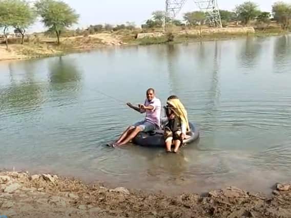 Rajasthan News : नहीं पूरी हुई चुरेलिया गांव की ये 15 साल पुरानी मांग, ट्यूब के सहारे नदी पार कर रहे लोग Rajasthan News : नहीं पूरी हुई चुरेलिया गांव की ये 15 साल पुरानी मांग, ट्यूब के सहारे नदी पार कर रहे लोग