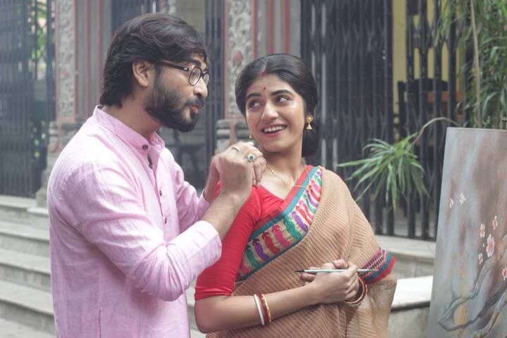 ছবির প্রথম লুক অর্থাৎ পোস্টার থেকেই গল্পের স্বাদ ভরপুর পাওয়া যাচ্ছে। ছবির পোস্টারের পাশাপাশি ক্যামেরাবন্দি হলেন ছবির কলাকুশলীরাও। ছবি মুক্তির তারিখ যদিও এখনও স্থির হয়নি।টেলিফোন কানে পরাণ বন্দ্যোপাধ্যায়। চারিদিকে আলো আঁধারি।