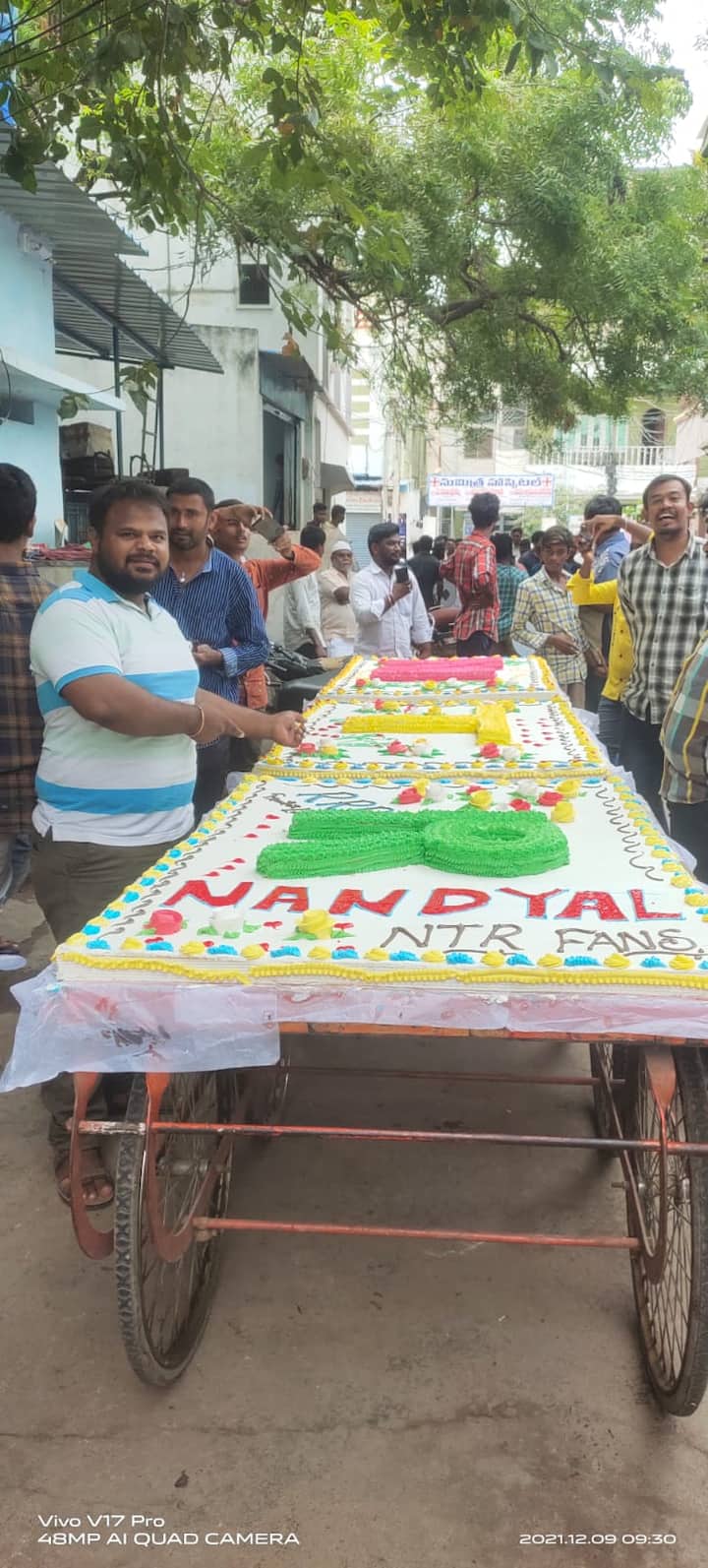 ఆర్ఆర్ఆర్ ట్రైలర్ రిలీజ్ సందర్భంగా థియేటర్ల వద్ద సందడి(Image Credit: Twitter))