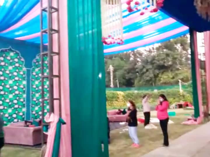 दिल्ली में शादी की तैयारी से जुड़ी कुछ तस्वीरें आईं हैं जिसे एबीपी न्यूज आपको दिखा रहा है. देखें कैसे जोर शोर से पंडाल और स्टेज बनाया जा रहा है.