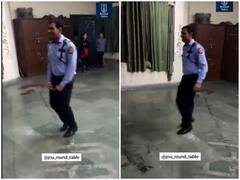 Watch : 'जॉनी का दिल तुम पे आया जूली' गाने पर यह धांसू डांस देख आपका भी दिल आ जाएगा इस गार्ड पर