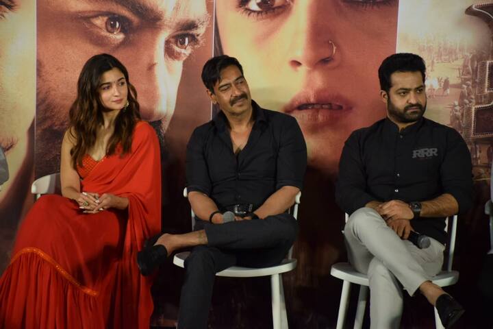 ये सवाल सुनते ही आलिया शर्म से लाल हो गईं और उनके पास बोलने के लिए कुछ भी नहीं बचा. हालांकि बाद में आलिया भट्ट ने इतना जरूर कहा कि R लेटर भी स्पेशल है और A भी.