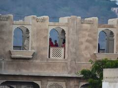 Katrina Kaif Vicky Kaushal First Photo After Wedding: सुर्ख जोड़े में कैटरीना तो क्रीम शेरवानी में विक्की कौशल बने दूल्हे, सामने आई पहली तस्वीर