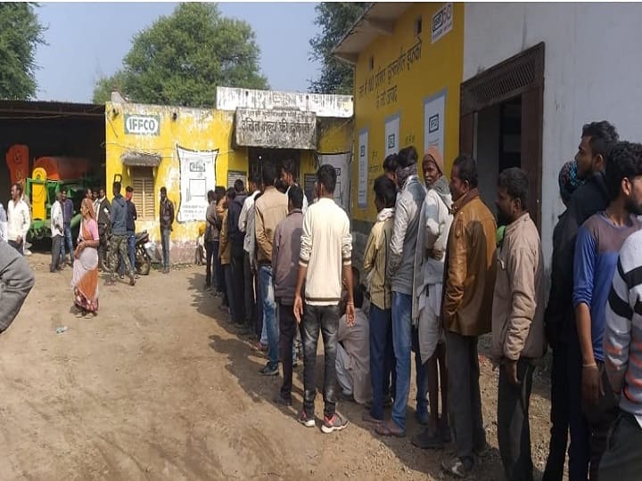 shortage of urea in pratapgarh rajasthan ann Pratapgarh News: प्रतापगढ़ में यूरिया की किल्लत, मांग 27 हजार टन की लेकिन आया 16 हजार टन, लोग परेशान