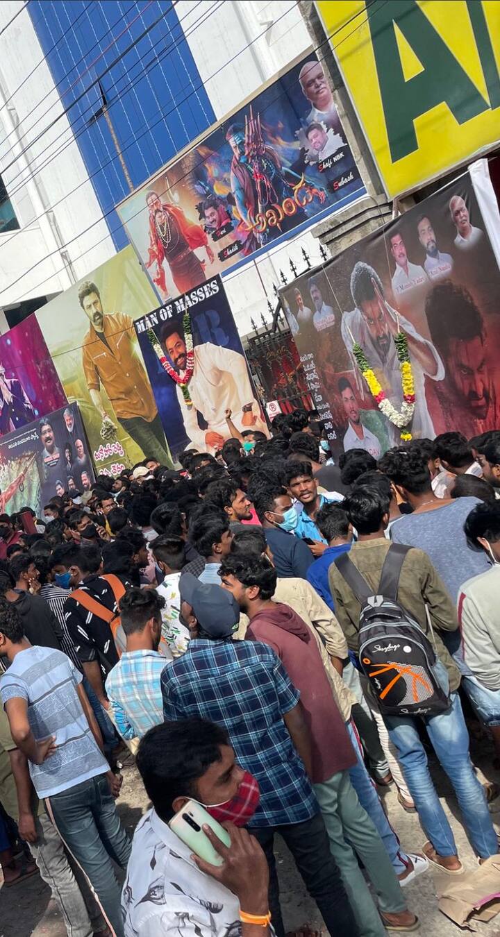 ఆర్ఆర్ఆర్ ట్రైలర్ రిలీజ్ సందర్భంగా థియేటర్ల వద్ద సందడి(Image Credit: Twitter))