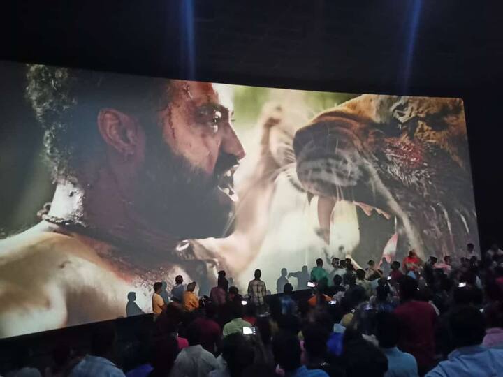 ఆర్ఆర్ఆర్ ట్రైలర్ రిలీజ్ సందర్భంగా థియేటర్ల వద్ద సందడి(Image Credit: Twitter))