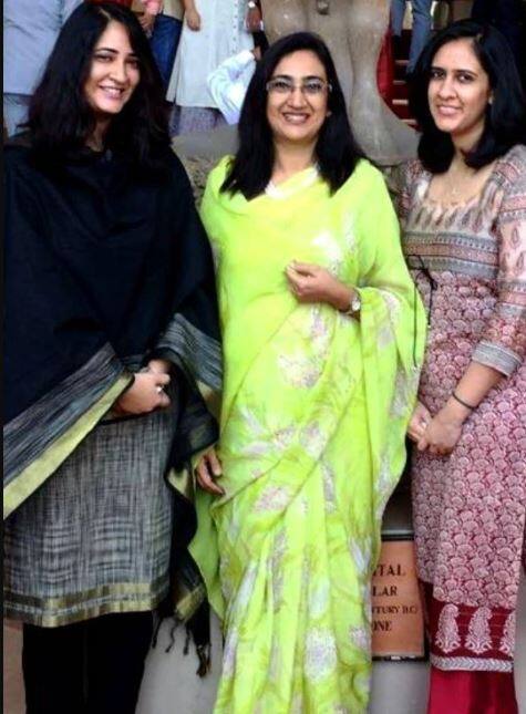 सीडीएस बिपिन रावत की दो बेटिया हैं. बड़ी बेटी कृतिका की शादी हाल ही में मुंबई में हुई थी. वहीं छोटी बेटी अभी पढ़ाई कर रही है.