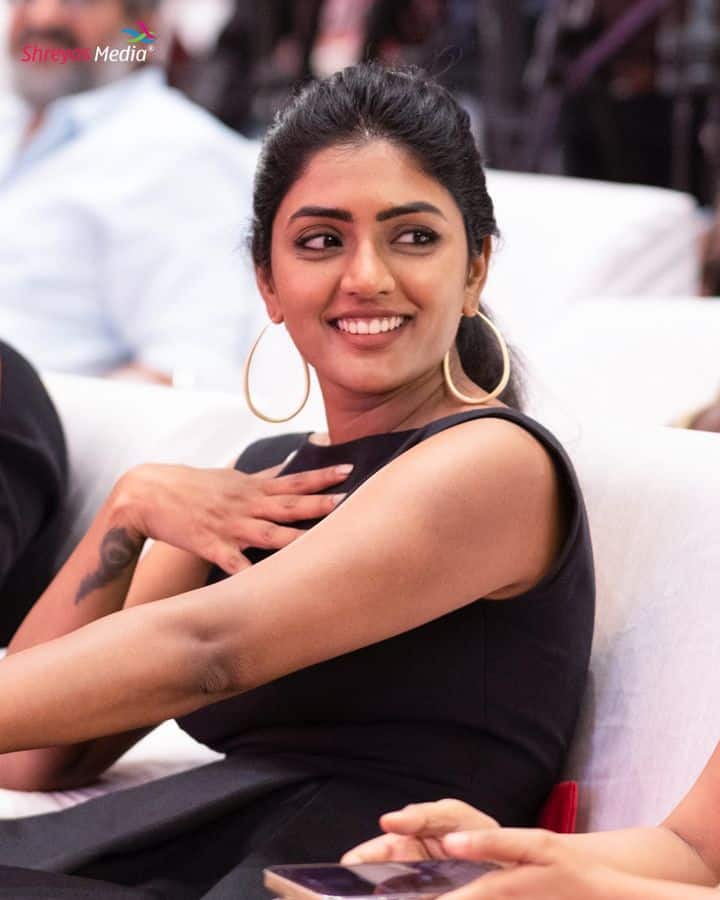 ஆத்துகுள்ள நீயும் குளிச்சா அங்கே உள்ள மீனுங்கெல்லாம் மீசையை தான் சுத்திகிட்டு அலையுதடி