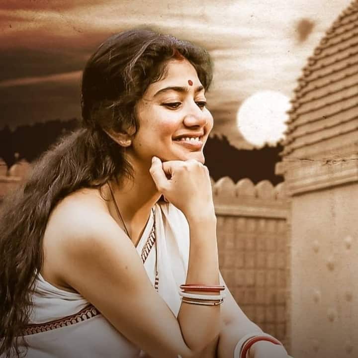 இது பஞ்சுலகம் மேனி பஞ்சு தலகானி  மேல வந்து ஏன் விழுந்த...