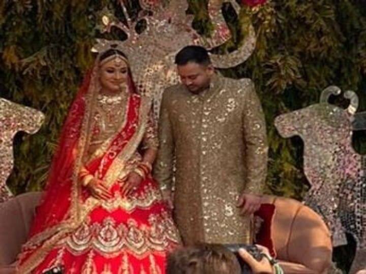 बता दें कि दिल्ली में हुई सगाई में परिवार के सभी सदस्य मौजूद हैं. बड़ी बहन मीसा (Misa Bharti) जो कल तक शादी की जानकारी नहीं होने की बात कह रही थीं, वो दूल्हा-दुल्हल के साथ स्टेज पर दिख रही हैं.