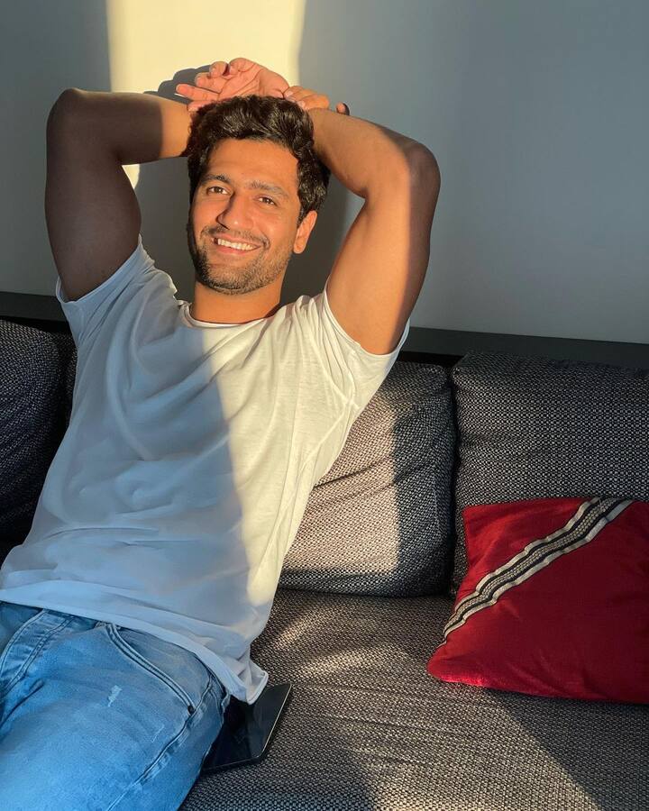 विक्की कौशल ने बहुत कम समय में अपना नाम कमाया है. 'उरी द सर्जिकल स्ट्राइक' फिल्म के बाद तो विक्की कौशल बॉलीवुड के ए ग्रेड के अभिनेताओं की लिस्ट में शुमार हो गए. रणबीर कपूर की फिल्म 'संजू' में उनके किरदार 'कमली' को भी खूब वाहवाही मिली.