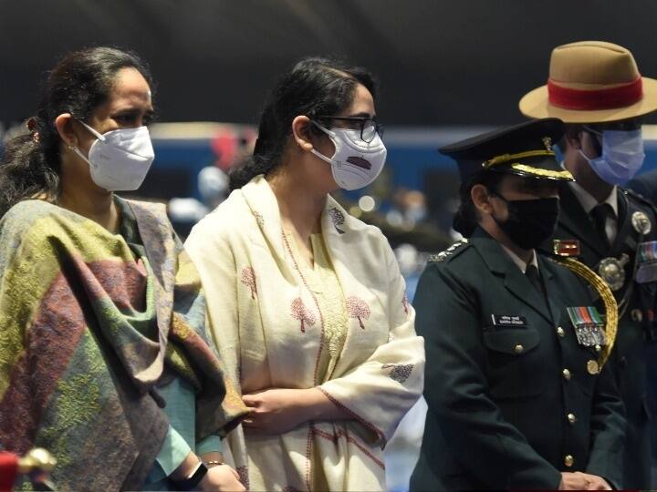 जनरल रावत, उनकी पत्नी और ब्रिगेडियर लिद्दर के अलावा, एमआई-17 वी5 हेलीकॉप्टर दुर्घटना में सशस्त्र बल के 10 जवानों की मृत्यु हो गई थी. यह हेलीकॉप्टर दुर्घटना गत कुछ दशकों में भारत में हुई बड़ी हवाई दुर्घटनाओं में से एक है जिनमें वरिष्ठ सैन्य अधिकारी सफर कर रहे थे.