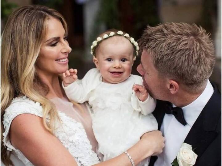 ઓસ્ટ્રેલિયન બેટ્સમેન ડેવિડ વોર્નર પણ લગ્ન અગાઉ પિતા બન્યો હતો. 2014માં તેની પત્નીએ પ્રથમ સંતાનને જન્મ આપ્યો હતો અને બાદમાં તેમણે લગ્ન કર્યા હતા.