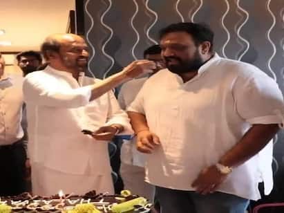 rajinikath gifted gold chain to director shiva Rajinikanth meets shiva |இயக்குநர் சிவாவிற்கு தங்க சங்கிலி கிஃப்ட் செய்த ரஜினிகாந்த்! - காரணம் இதுதானாம்!