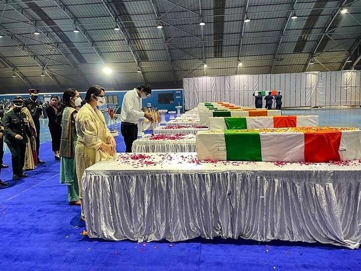 पालम हवाई अड्डे पर हृदय विदारक दृश्य दिखे . एक हैंगर में 13 ताबूत रखे गए थे और इस दौरान परिवार के सदस्य भी मौजूद थे.
