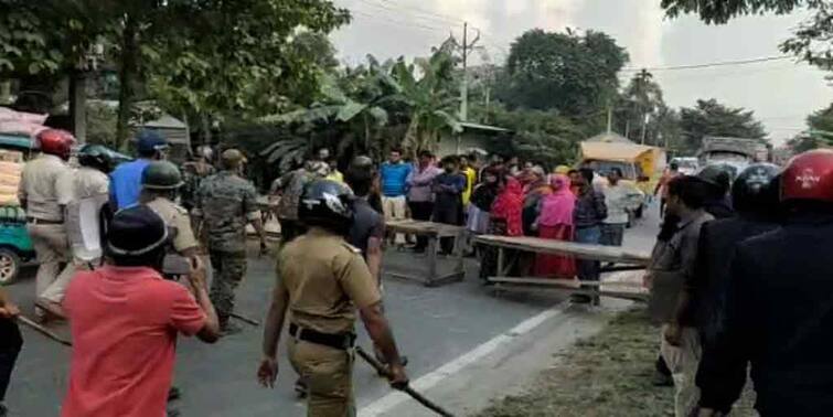 Coochbehar Land Controversy between the two families, bombing! Police cordoned off the area with batons Coochbehar Land Controversy: দুই পরিবারের মধ্যে জমি বিবাদের জেরে তুলকালাম, বোমাবাজি! লাঠিচার্জ করে অবরোধ তুলল পুলিশ