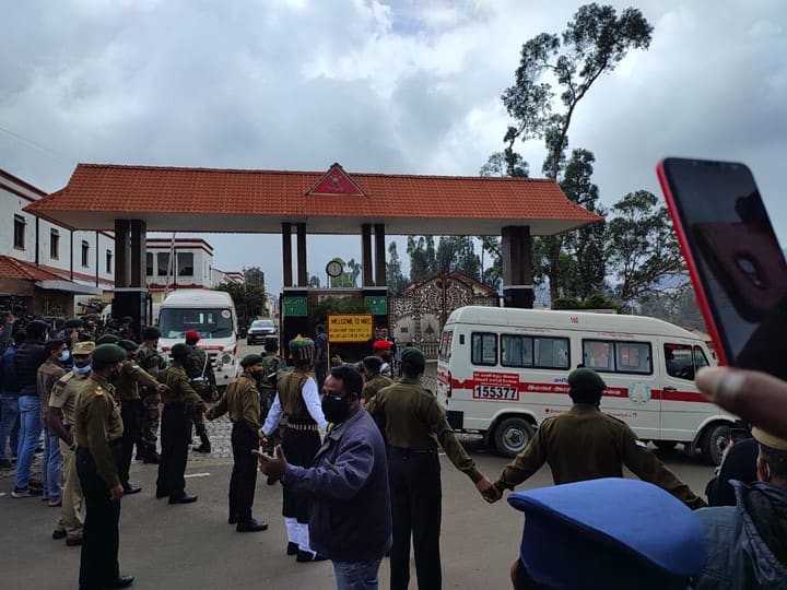 chopper crash ooty: CDS Bipin Rawat Cremation live updates Cremation of CDS Bipin Rawat Live | உயிரிழந்த ராணுவ அதிகாரிகளின் குடும்பத்தினருக்கு ஆறுதல் தெரிவித்தார் பிரதமர் மோடி..