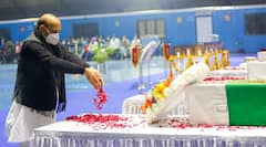 CDS Gen Bipin Rawat को रक्षामंत्री Rajnath Singh ने पालम एयरपोर्ट पर दी श्रद्धांजलि