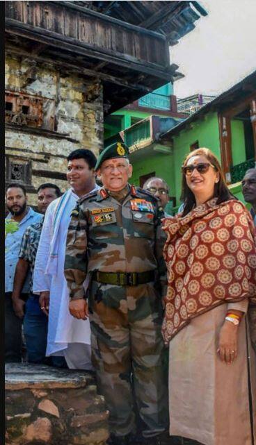 शहीद सीडीएस बिपिन रावत के साथ उनकी पत्नी मधुलिका रावत का भी हेलीकॉप्टर क्रैश में निधन हो गया. मधुलिका रावत एमपी के सोहागपुर राजघराने से ताल्लुक रखती थीं. उनके पिता कुंवर मृगेंद्र सिंह 1967 और 1972 में शहडोल के कोतमा निर्वाचन क्षेत्र से दो बार के कांग्रेस विधायक रहे थे.